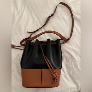 Elegant Black and Brown Bucket Bag Loewe style